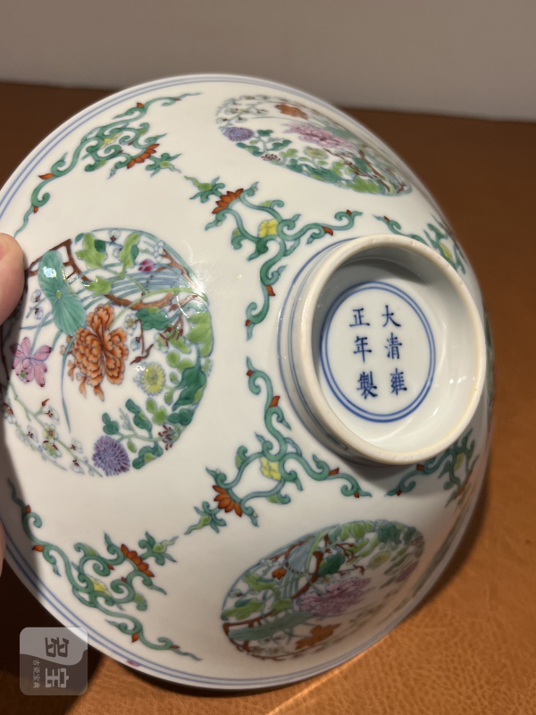 清雍正 斗彩开光四季花卉团蝶纹斗笠碗 - 图3